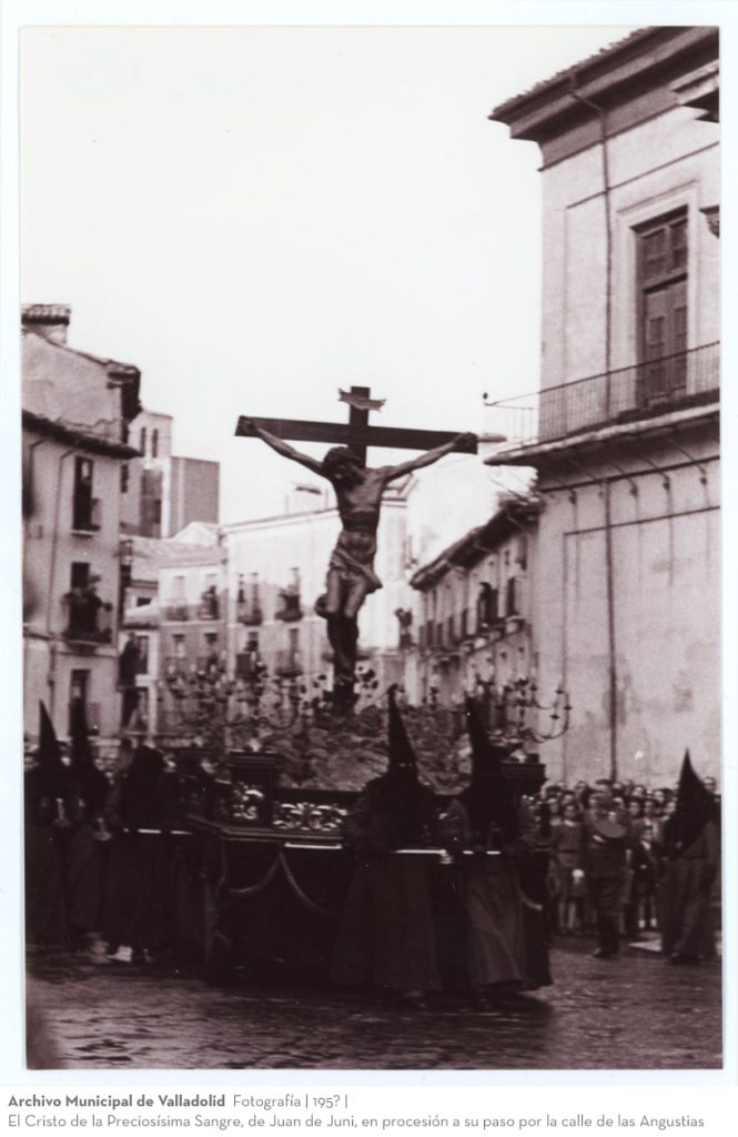 Fotografía. 195? El Cristo de la Preciosísima Sangre, de Juan de Juni, en procesión a su paso por la calle de las Angustias