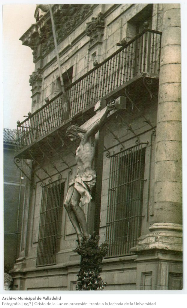 Fotografía. 195? Cristo de la Luz en procesión, frente a la fachada de la Universidad
