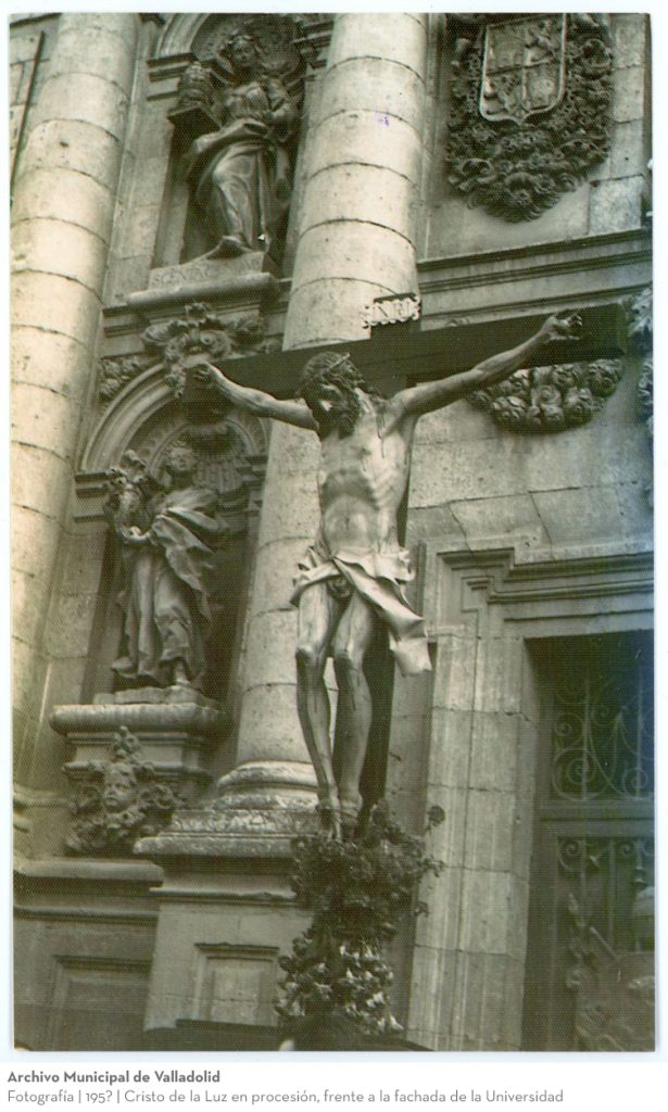 Fotografía. 195? Cristo de la Luz en procesión, frente a la fachada de la Universidad