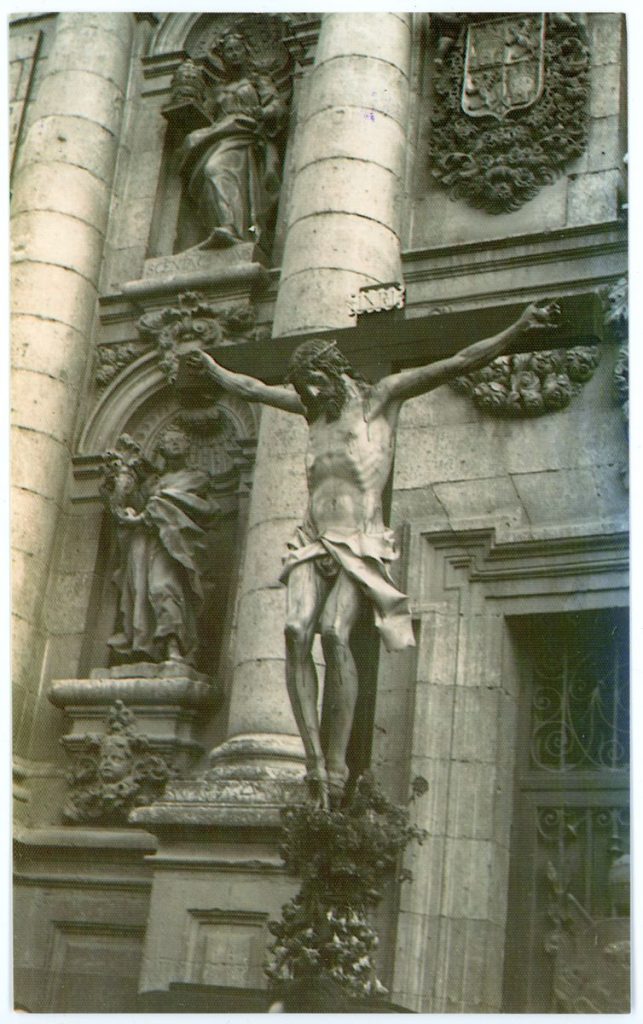 Fotografía. 195? Cristo de la Luz en procesión, frente a la fachada de la Universidad