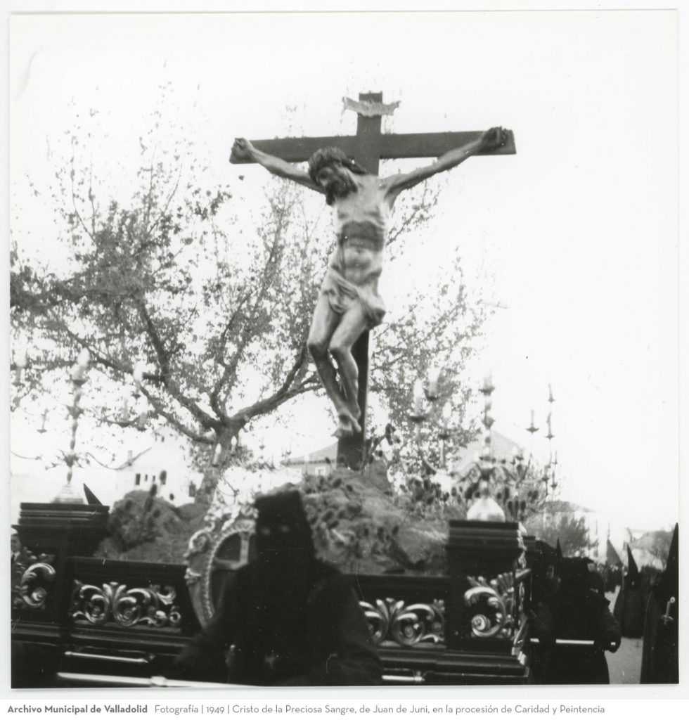 Fotografía. 1949. Cristo de la Preciosa Sangre, de Juan de Juni, en la procesión de Caridad y Peintencia
