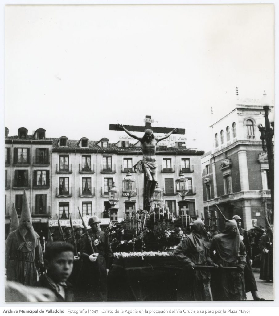Fotografía. 1949. Cristo de la Agonía en la procesión del Vía Crucis a su paso por la Plaza Mayor