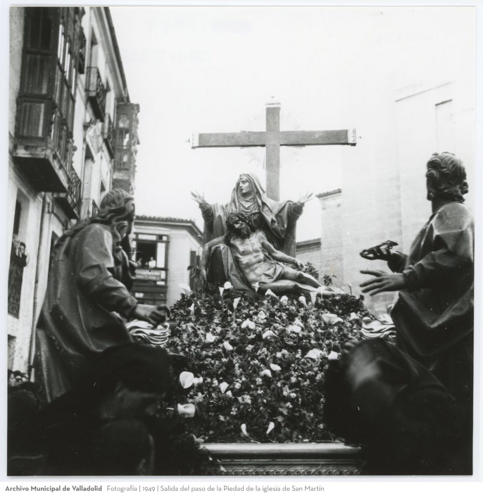 Fotografía. 1949. Salida del paso de la Piedad de la iglesia de San Martín