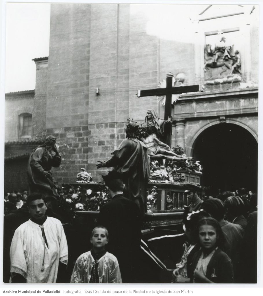 Fotografía. 1949. Salida del paso de la Piedad de la iglesia de San Martín