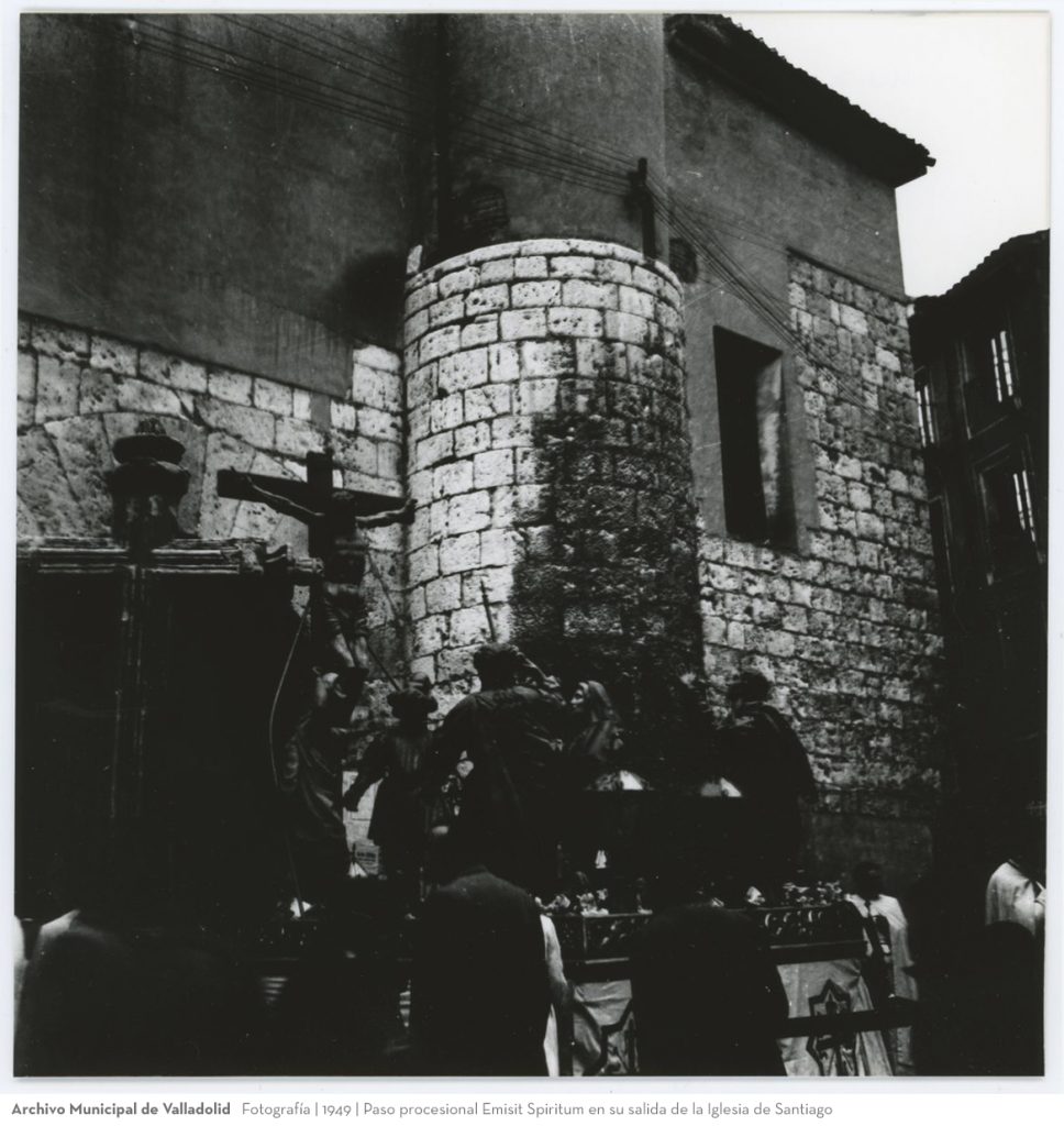 Fotografía. 1949. Paso procesional Emisit Spiritum en su salida de la Iglesia de Santiago