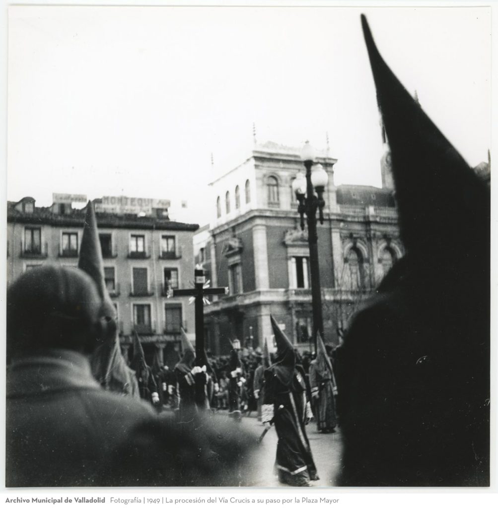 Fotografía. 1949. La procesión del Vía Crucis a su paso por la Plaza Mayor
