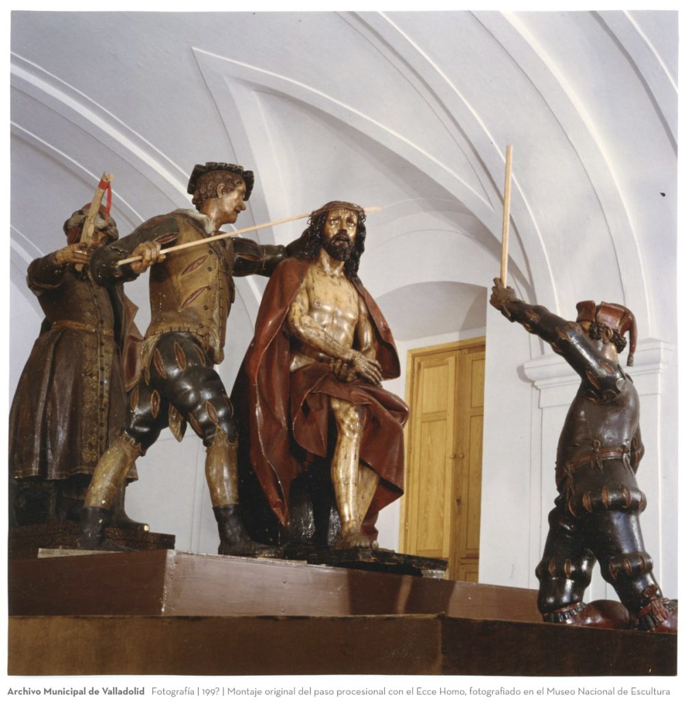 Fotografía. 199? Montaje original del paso procesional con el Ecce Homo, fotografiado en el Museo Nacional de Escultura