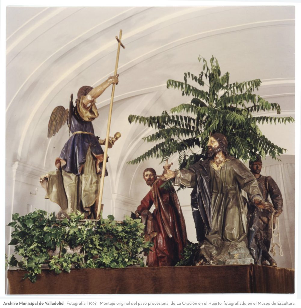 Fotografía. 199? Montaje original del paso procesional de La Oración en el Huerto, fotografíado en el Museo de Escultura