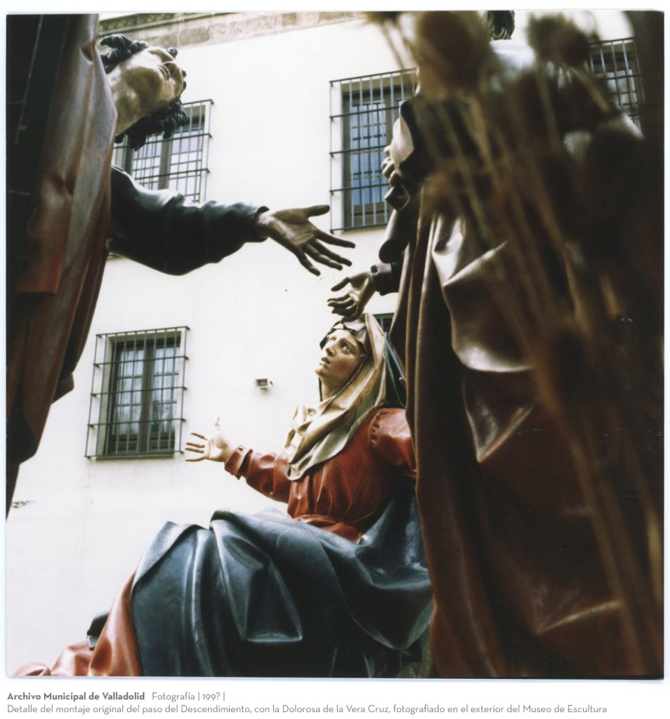 Fotografía. 199? Detalle del montaje original del paso del Descendimiento, con la Dolorosa de la Vera Cruz, fotografiado en el exterior del Museo de Escultura