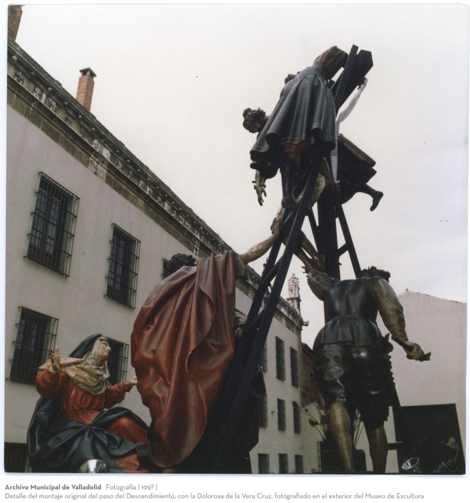 Fotografía. 199? Detalle del montaje original del paso del Descendimiento, con la Dolorosa de la Vera Cruz, fotografiado en el exterior del Museo de Escultura
