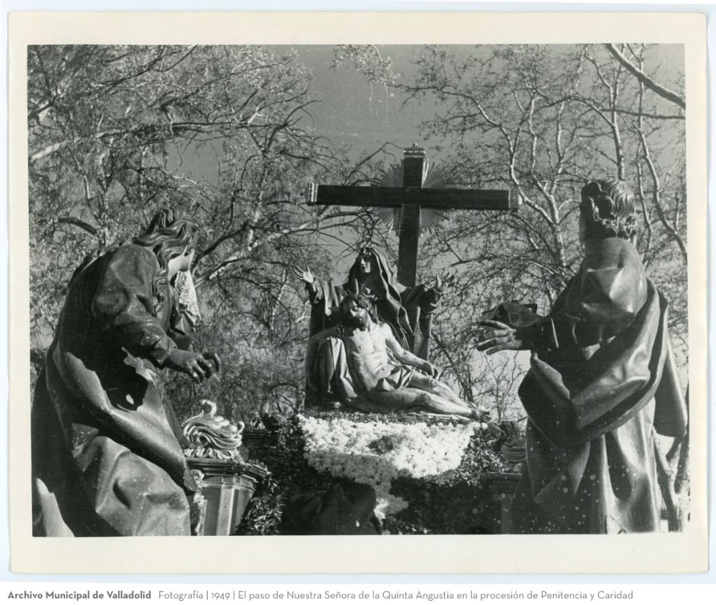 Fotografía. 1949. El paso de Nuestra Señora de la Quinta Angustia en la procesión de Penitencia y Caridad