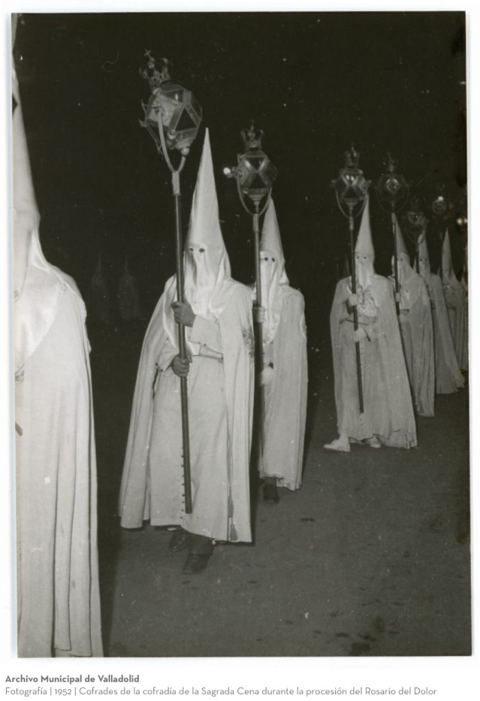 Fotografía. 1952. Cofrades de la cofradía de la Sagrada Cena durante la procesión del Rosario del Dolor
