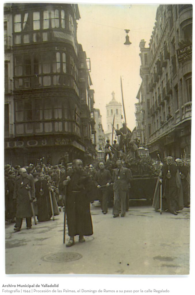 Fotografía. 1944. Procesión de las Palmas, el Domingo de Ramos a su paso por la calle Regalado
