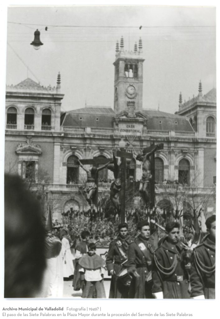 Fotografía. 1949? El paso de las Siete Palabras en la Plaza Mayor durante la procesión del Sermón de las Siete Palabras