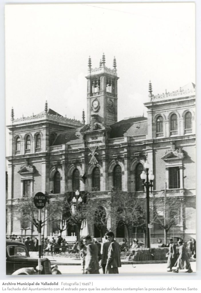 Fotografía. 1949? La fachada del Ayuntamiento con el estrado para que las autoridades contemplen la procesión del Viernes Santo