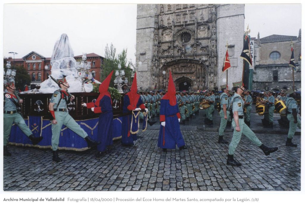 Fotografía. 18/04/2000. Procesión del Ecce Homo del Martes Santo, acompañado por la Legión