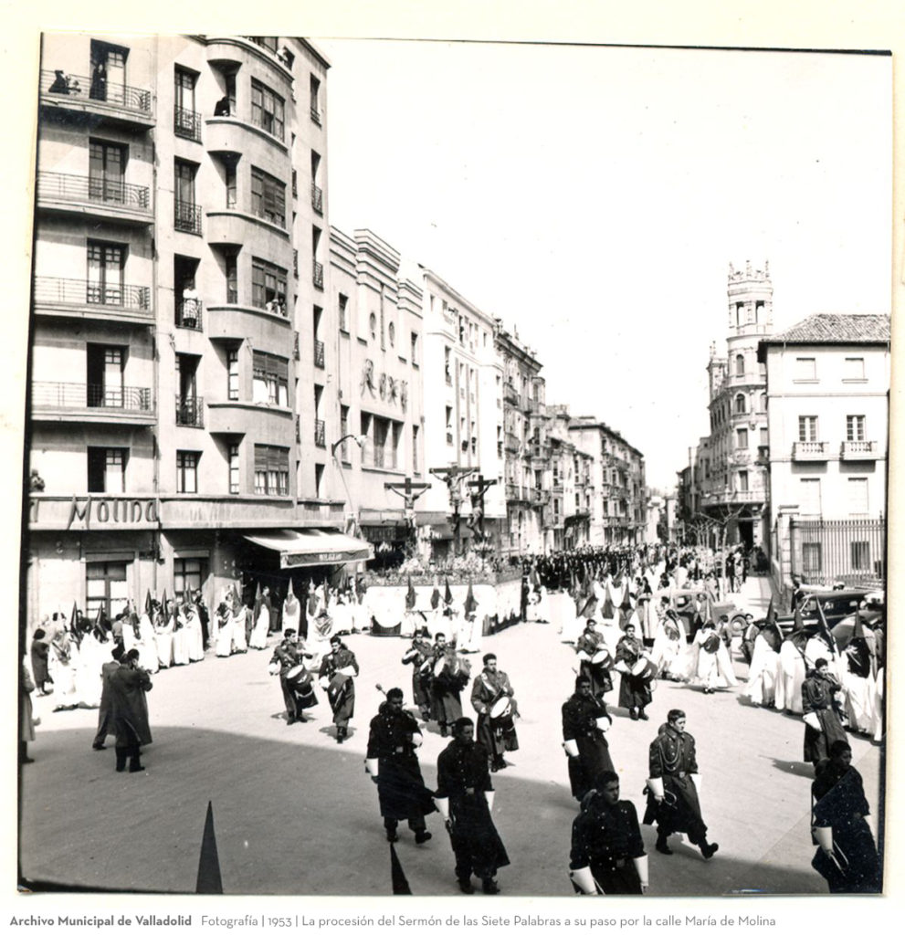 Fotografía. 1953. La procesión del Sermón de las Siete Palabras a su paso por la calle María de Molina