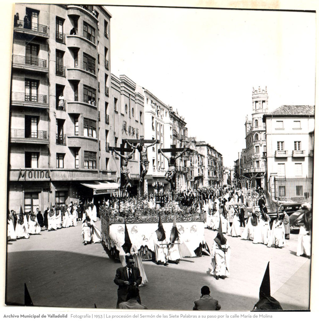 Fotografía. 1953. La procesión del Sermón de las Siete Palabras a su paso por la calle María de Molina