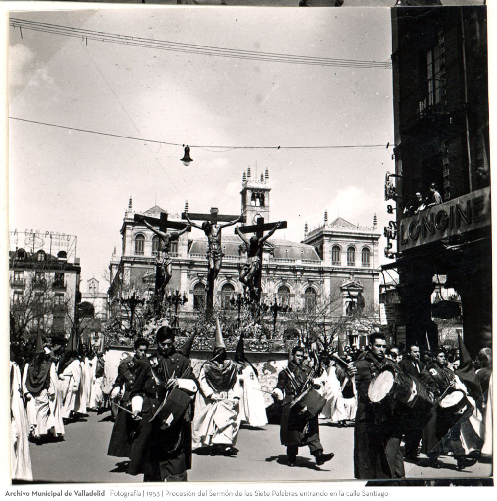 Fotografía. 1953. Procesión del Sermón de las Siete Palabras entrando en la calle Santiago