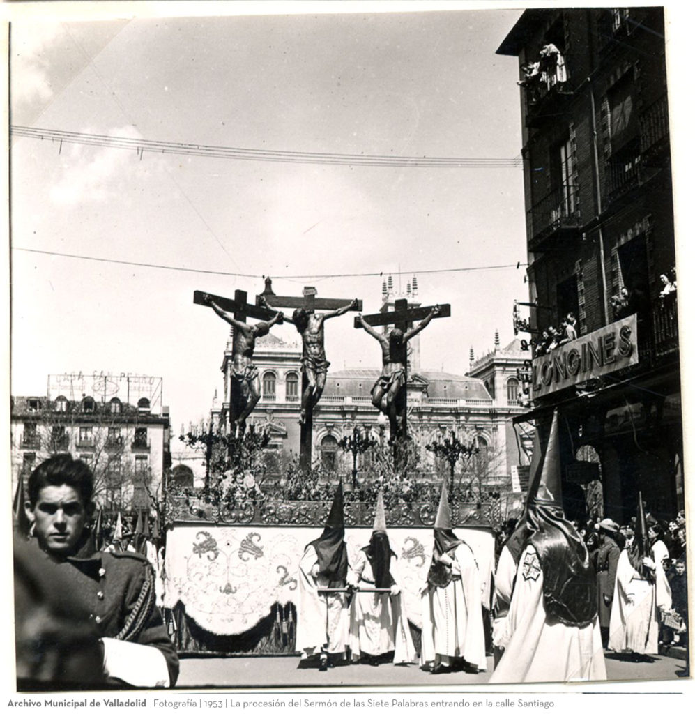 Fotografía. 1953. La procesión del Sermón de las Siete Palabras entrando en la calle Santiago