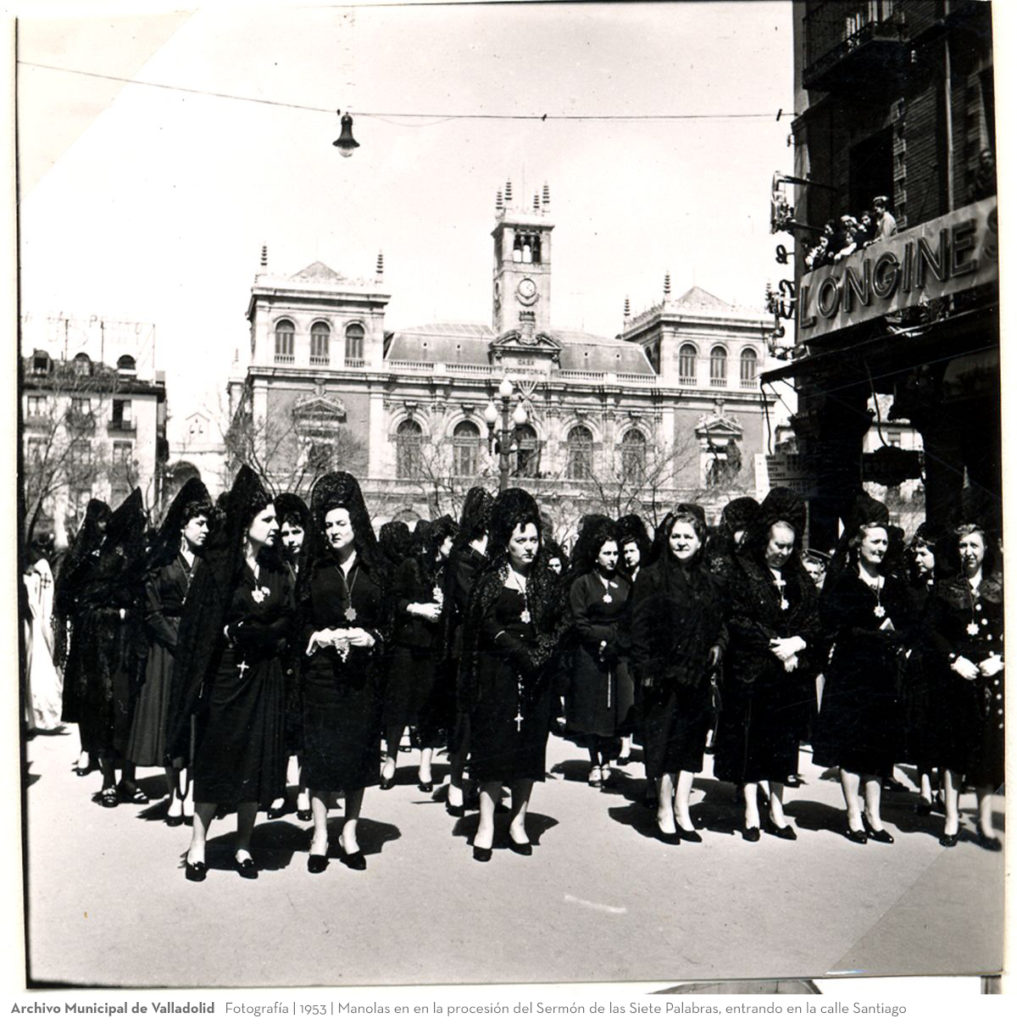 Fotografía. 1953. Manolas en en la procesión del Sermón de las Siete Palabras, entrando en la calle Santiago