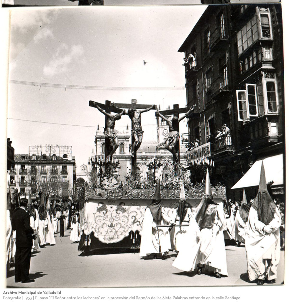 Fotografía. 1953. El paso "El Señor entre los ladrones" en la procesión del Sermón de las Siete Palabras entrando en la calle Santiago