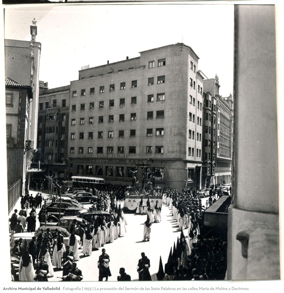 Fotografía. 1953. La procesión del Sermón de las Siete Palabras en las calles María de Molina y Doctrinos