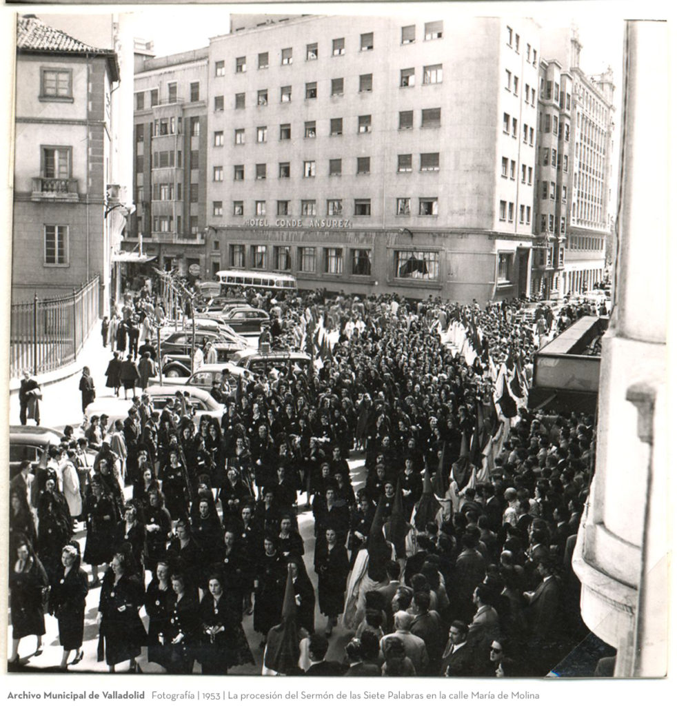 Fotografía. 1953. La procesión del Sermón de las Siete Palabras en la calle María de Molina
