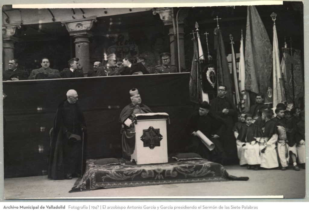 Fotografía. 194? El arzobispo Antonio García y García presidiendo el Sermón de las Siete Palabras