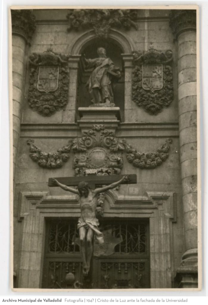 Fotografía. 194? Cristo de la Luz ante la fachada de la Universidad