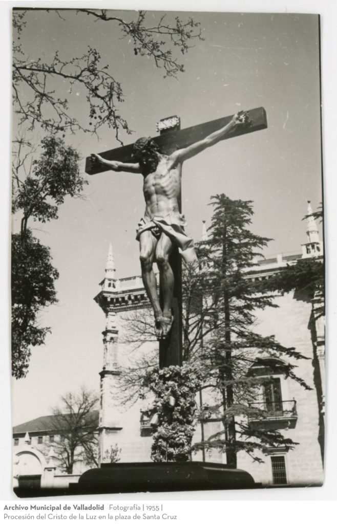 Fotografía. 1955. Procesión del Cristo de la Luz en la plaza de Santa Cruz