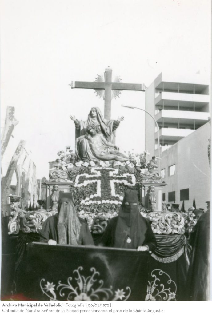 Fotografía. 06/04/1972. Cofradía de Nuestra Señora de la Piedad procesionando el paso de la Quinta Angustia