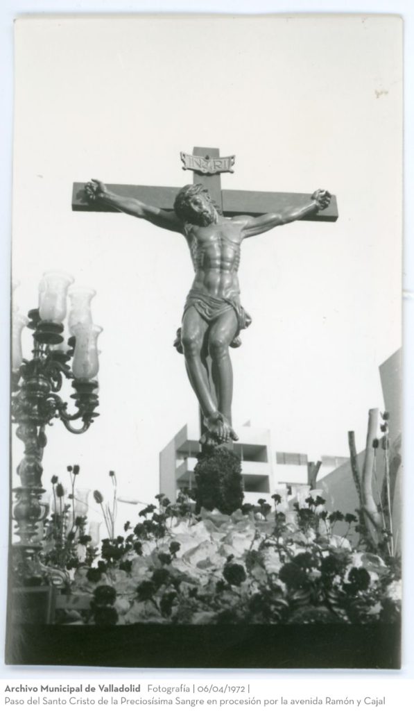 Fotografía. 06/04/1972. Paso del Santo Cristo de la Preciosísima Sangre en procesión por la avenida Ramón y Cajal