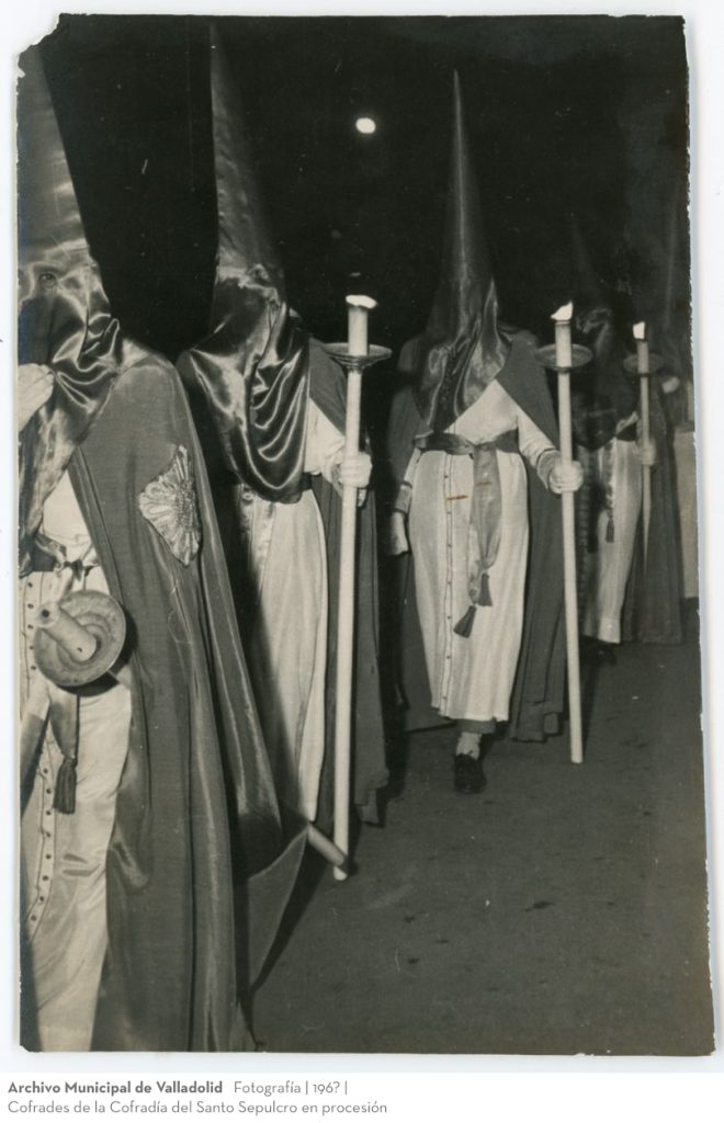Fotografía. 196? Cofrades de la Cofradía del Santo Sepulcro en procesión
