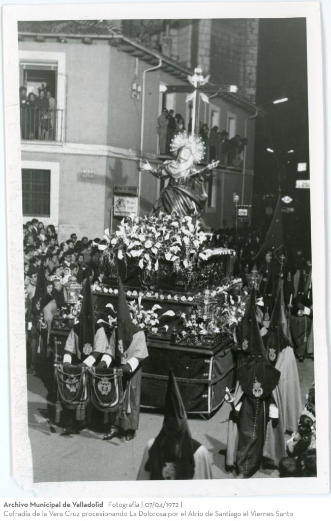 Fotografía. 07/04/1972. Cofradía de la Vera Cruz procesionando La Dolorosa por el Atrio de Santiago el Viernes Santo