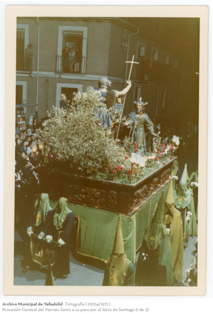 Fotografía. 07/04/1972. Procesión General del Viernes Santo a su paso por el Atrio de Santiago