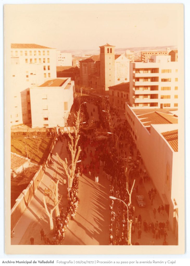 Fotografía. 06/04/1972. Procesión a su paso por la avenida Ramón y Cajal
