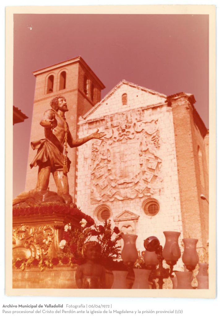 Fotografía. 06/04/1972. Paso procesional del Cristo del Perdón ante la iglesia de la Magdalena y la prisión provincial