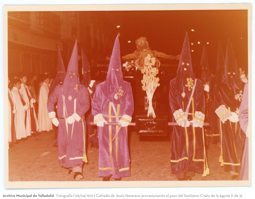 Fotografía. 06/04/1972. Cofradía de Jesús Nazareno procesionando el paso del Santísimo Cristo de la Agonía