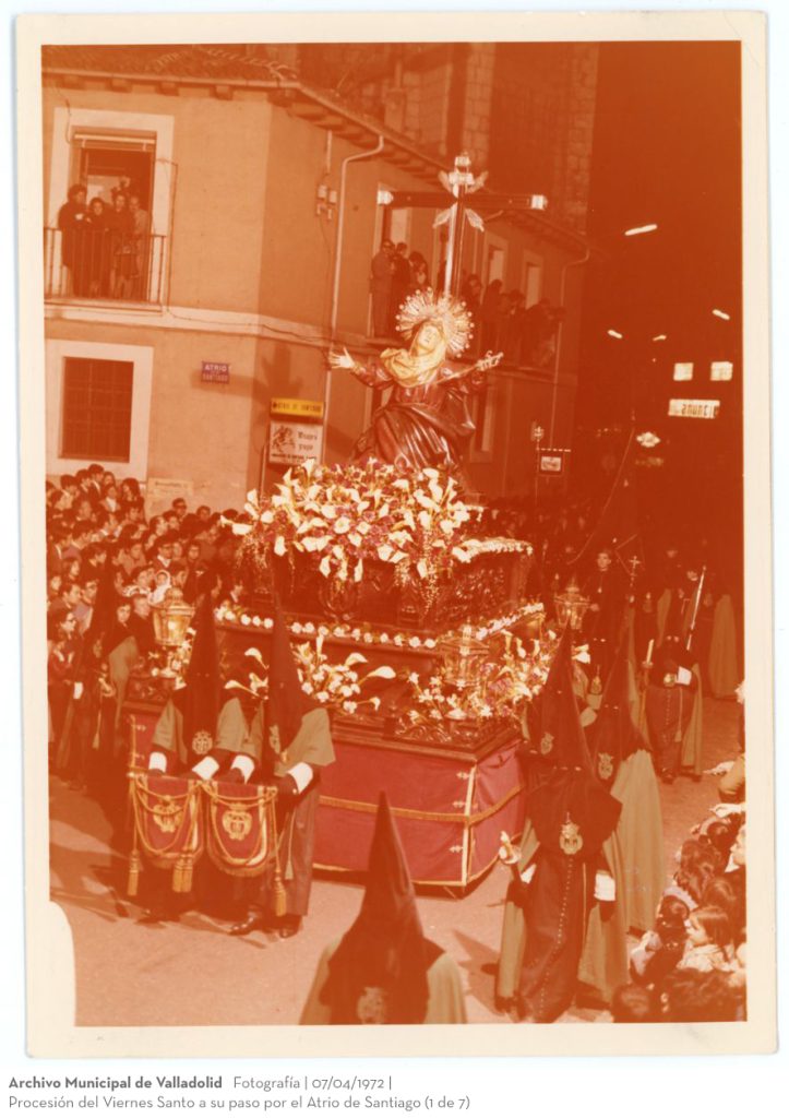 Fotografía. 07/04/1972. Procesión del Viernes Santo a su paso por el Atrio de Santiago